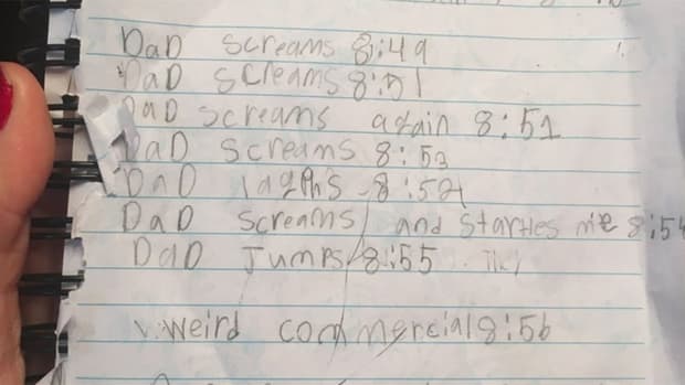 girl-takes-funny-notes-super-bowl.jpg